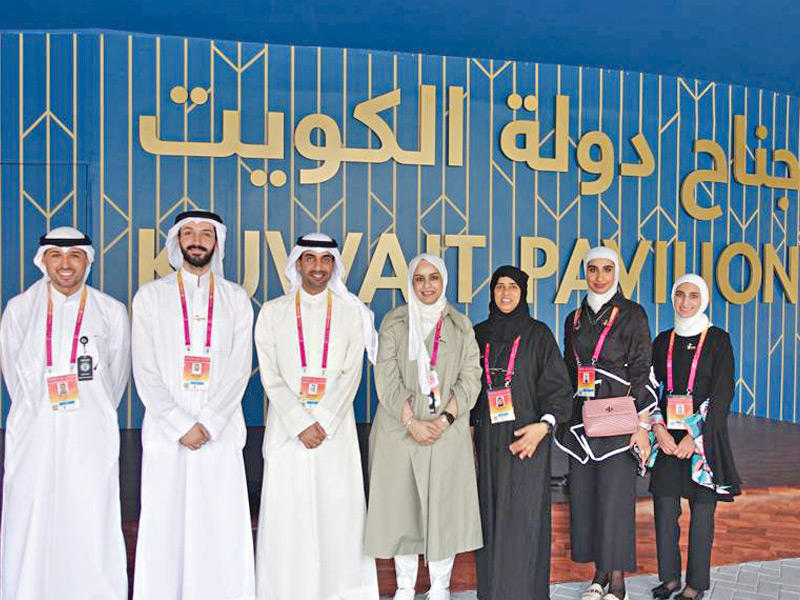 صورة جماعية للقائمين على المعرض في إكسبو