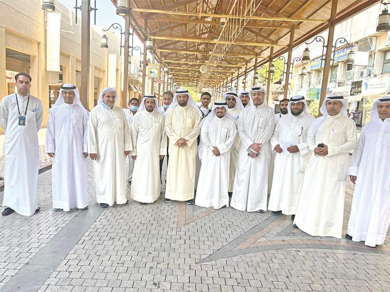 صورة جماعية لأعضاء اللجنة خلال الجولة الميدانية في المباركية