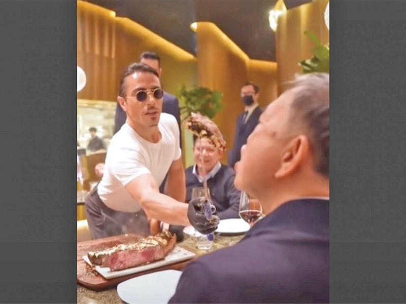 وزير شيوعي يأكل اللحم مع الذهب