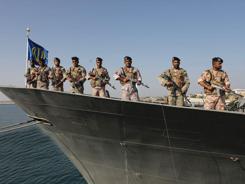 جنود على متن قطعة بحرية خلال تحضيرات للمناورات قبالة سواحل إيران أمس الأول (إرنا)