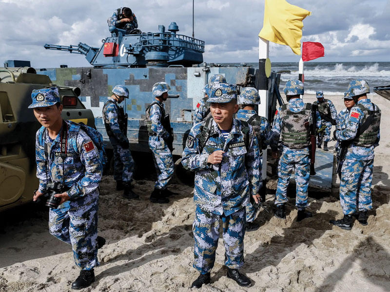 جنود صينيون خلال تدريبات بحرية في 2016 