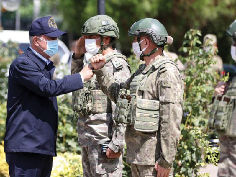 وزير الدفاع التركي يتفقد خط الحدود مع إيرانn