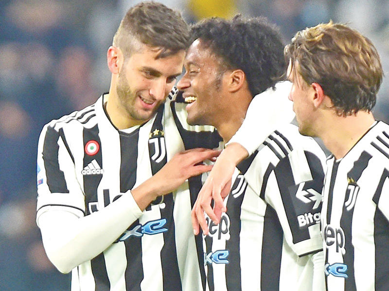 فرحة لاعبي يوفنتوس بهدف كوادرادو