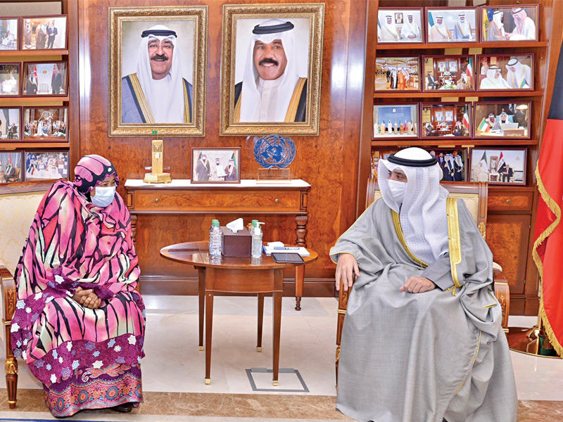 وزير الخارجية مستقبلاً سفيرة تشاد أمس