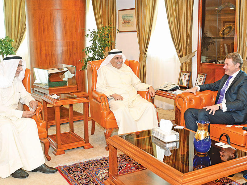 رئيس غرفة تجارة وصناعة الكويت محمد جاسم الصقر والنائب الأول لرئيس الغرفة عبدالوهاب الوزان مع نائب وزير خارجية بيلاروسيا
