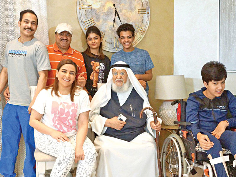 الفنان القدير محمد المنيع مع فريق العمل 