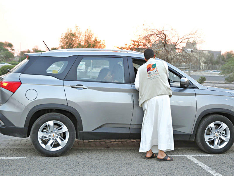 جانب من توزيع السلال الغذائية