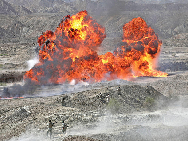 جنود خلال مناورة برمائية جنوب إيران أمس (رويترز)