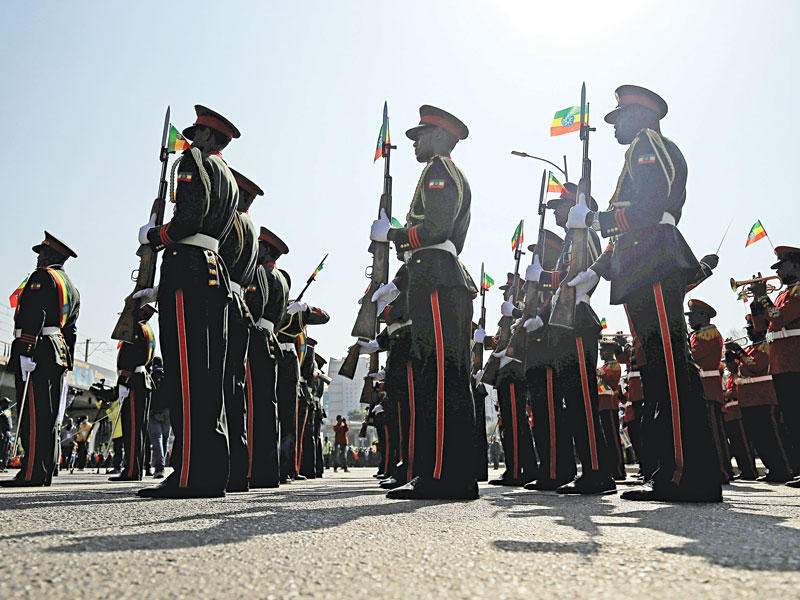 جنود من «قوات الدفاع الوطني» الموالية لآبي أحمد خلال تظاهرة مؤيدة للحكومة في أديس ابابا (رويترز)n