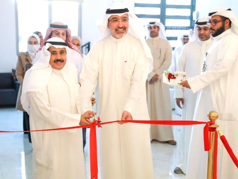  وكيل الوزارة المساعد لشؤون الأسرة والتحكيم محمد الحماد والأمين العام للأمانة العامة للأوقاف بالإنابة، منصور الصقعبي أثناء الافتتاح