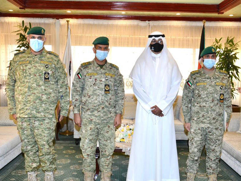 محافظ الأحمدي متوسطاً مسؤولي «الحرس» أمس