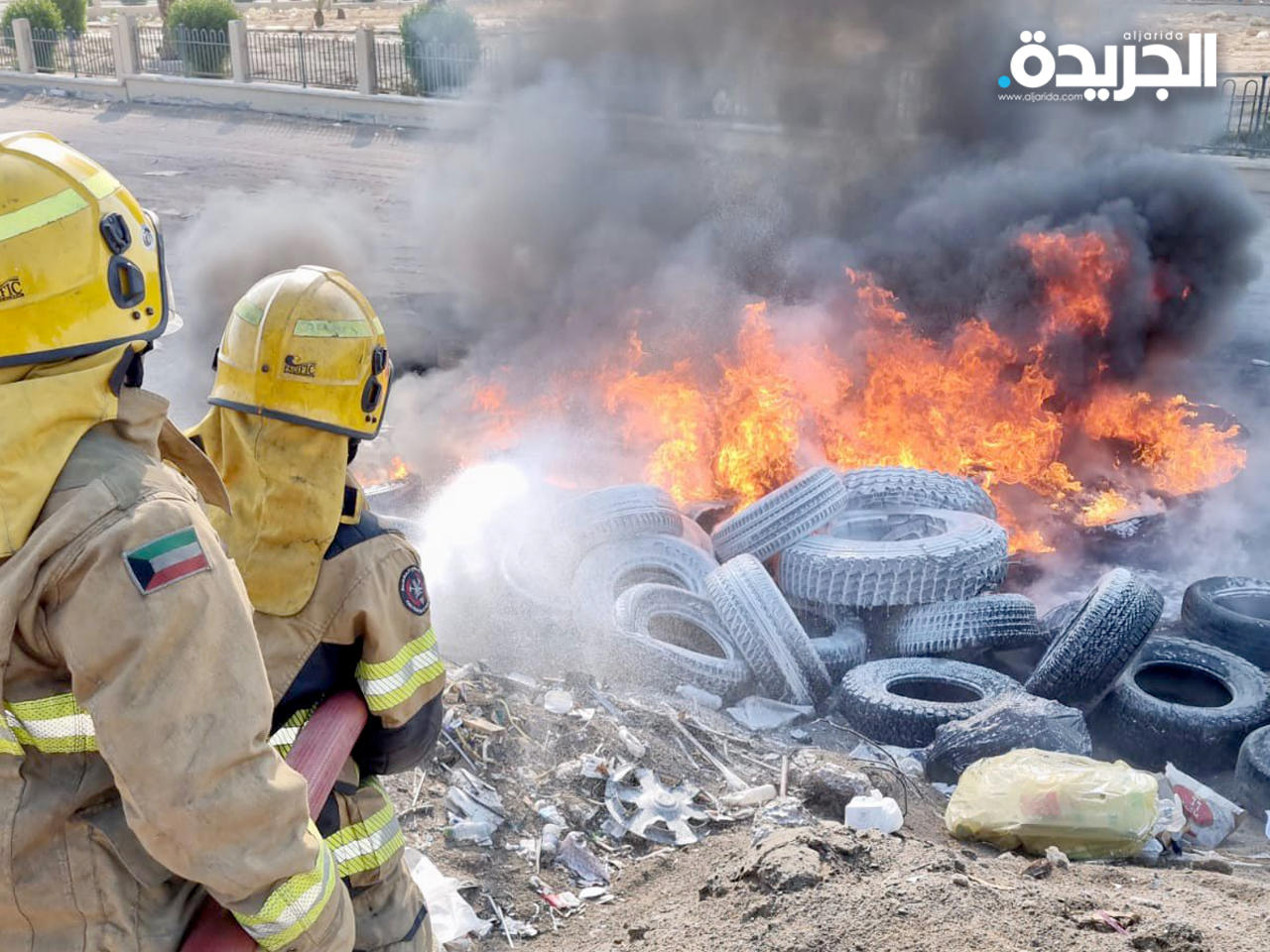 إخماد حريق إطارات في ساحة مكشوفة بمنطقة الصليبية