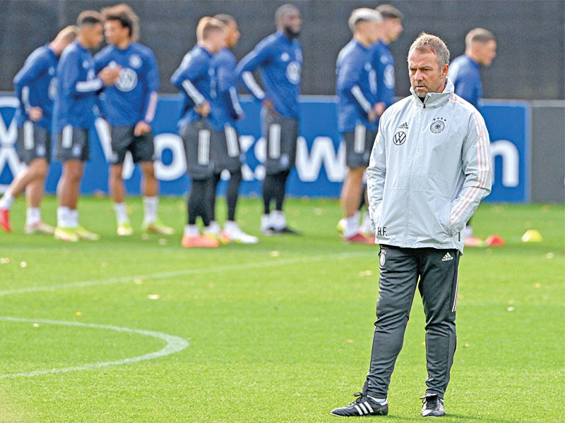 فليك مدرب المنتخب الألماني خلال مباراة سابقة