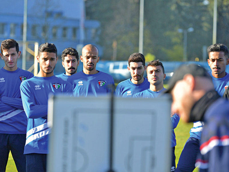 غونزاليس يوجه تعليماته للاعبين