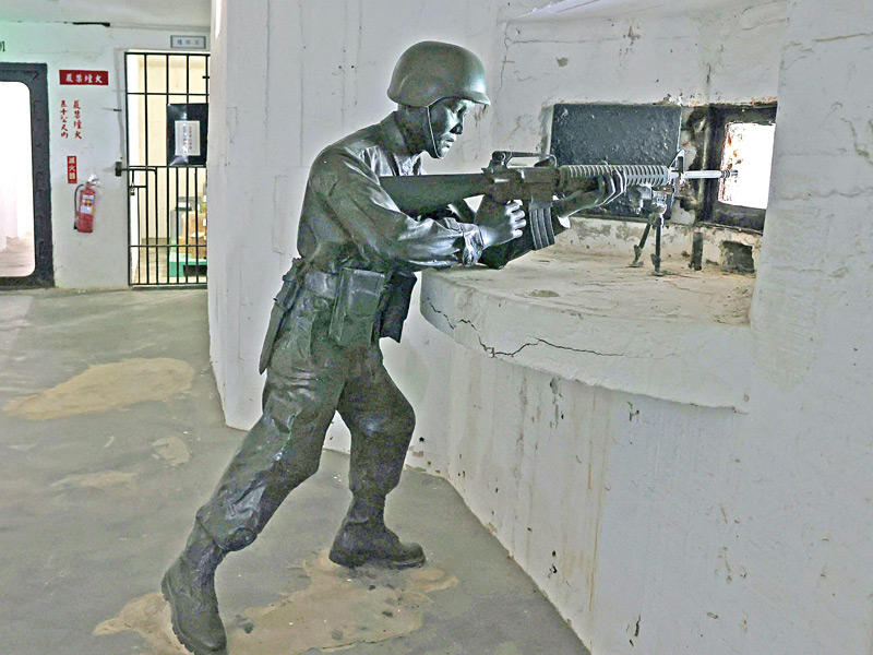 مجسم جندي في خندق بمدينة كينمن التايوانية الساحلية المقابلة لمدينة شيامن الصينية (رويترز)