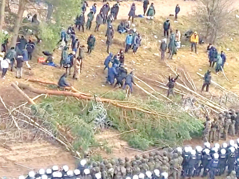 مواجهات بين مهاجرين وقوات امن بولندية على الحدود بين بيلاروسيا بولندا 