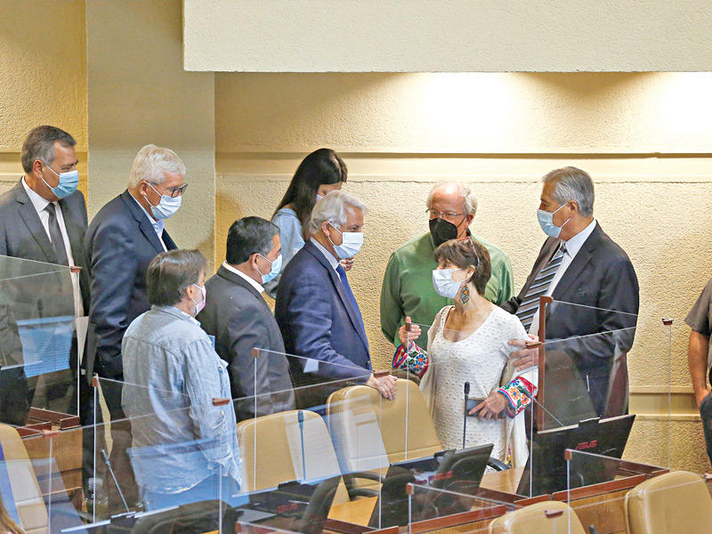  النواب التشيليون يوافقون على آلية لعزل الرئيس سيباستيان بينيرا