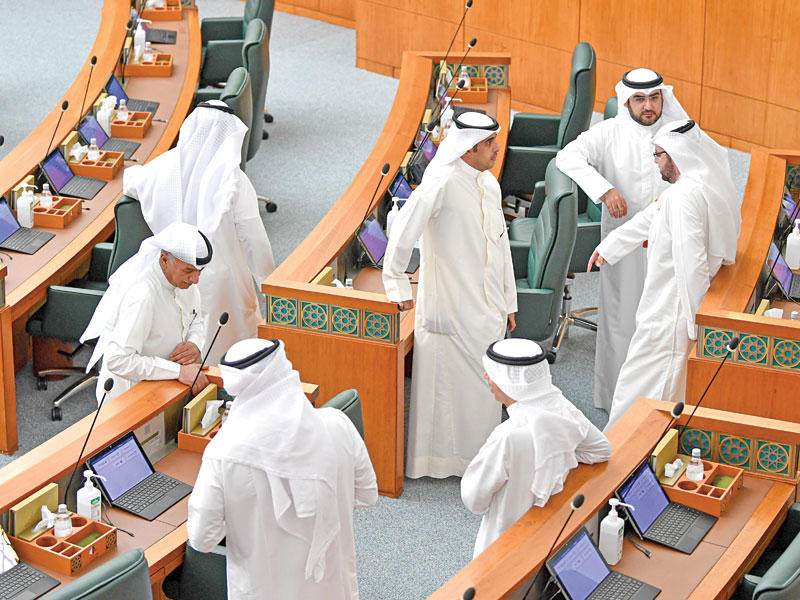 النائب شعيب المويزري ونواب في الجلسة أمس