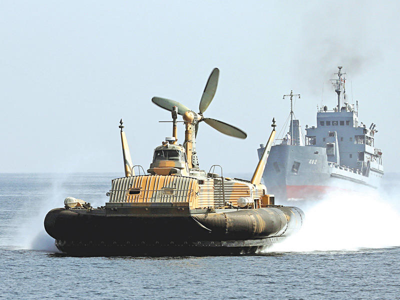 قطع بحرية إيرانية تشارك بمناورات «ذو الفقار 1400» التي اختتمت في الخليج أمس t         (رويترز)