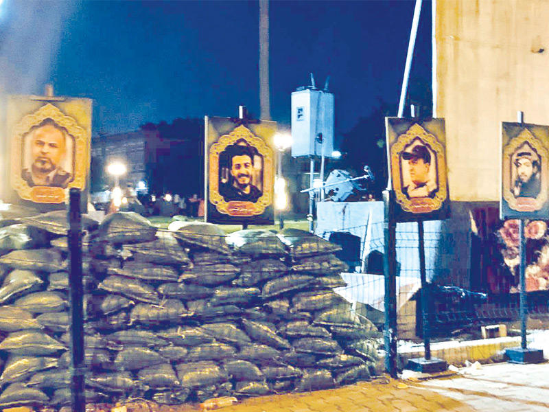 معتصمو المنطقة الخضراء ينصبون سواتر ترابية أمس الأول