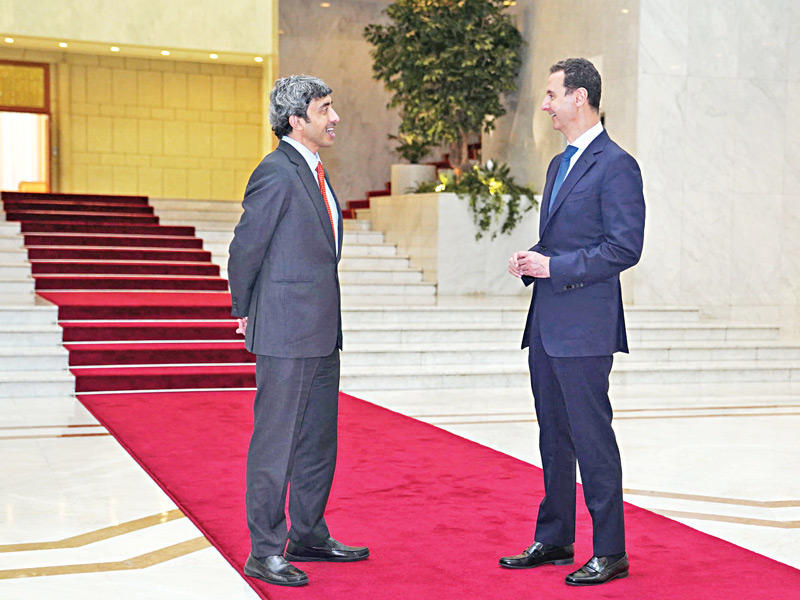 الأسد مستقبلاً بن زايد في دمشق أمس