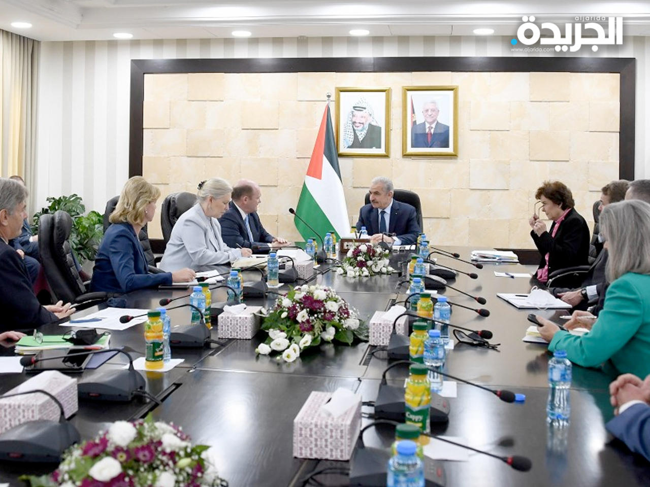 رئيس الوزراء الفلسطيني محمد اشتية يلتقي أعضاء من الكونغرس في مكتبه برام الله