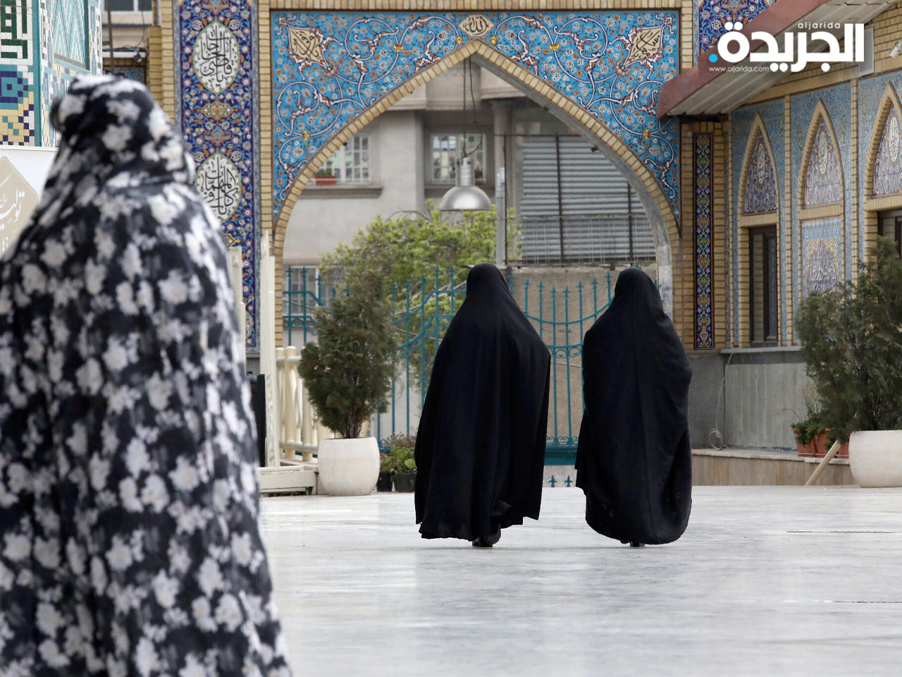 إيرانيات يمشين في ضريح صالح بن موسی الكاظم شمال طهران