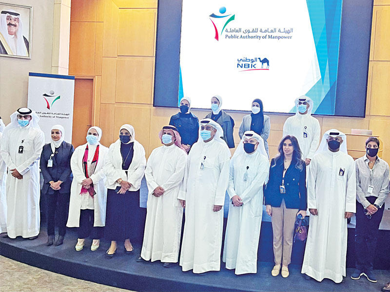 قياديو «القوى العاملة» والبنك الوطني خلال اليوم الوظيفي أمس