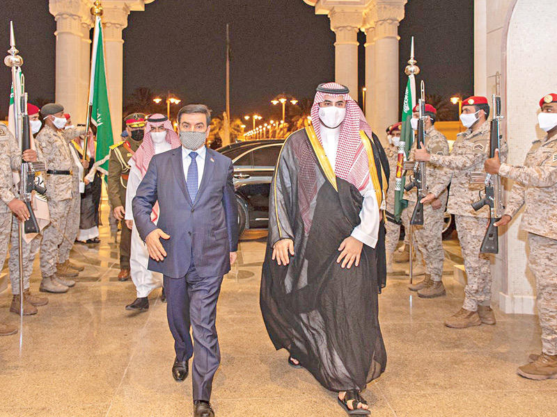 الأمير خالد مستقبلاً وزير دفاع العراق في الرياض أمس (تويتر)