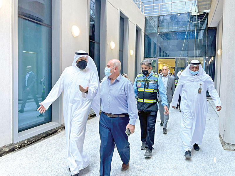 وزير الصحة خلال الجولة