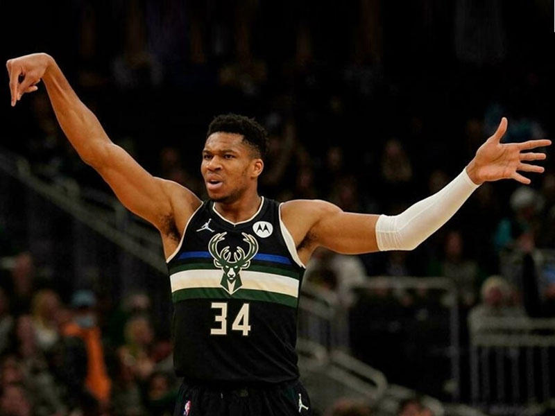 العملاق اليوناني يانيس أنتيتوكونمبو 