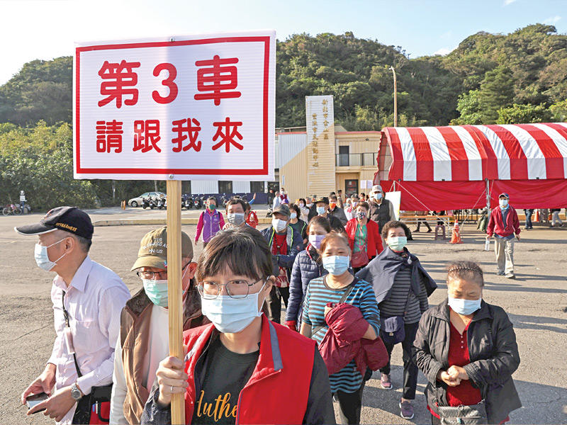 تايوانيون خلال تمرين على كارثة نووية في تايبيه أمس t(رويترز)