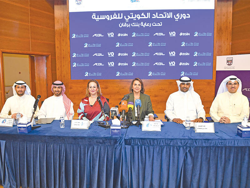 أمينة السر العامة لاتحاد الفروسية نبيلة العلي وأعضاء مجلس الإدارة الفرسان علي الخرافي ويوسف الصباح خلال مؤتمر اتحاد الفروسية