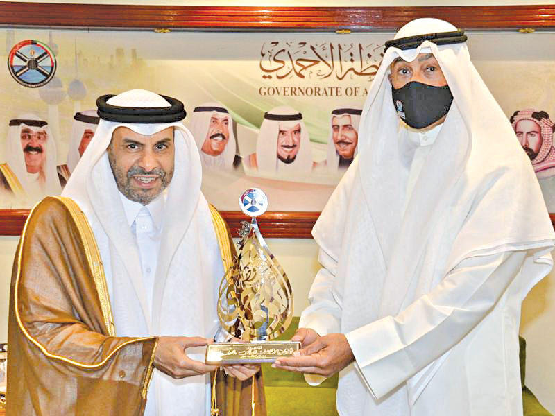 محافظ الأحمدي الشيخ فواز الخالد يهدي سفير دولة قطر لدى الكويت علي آل محمود درعاً تذكارية