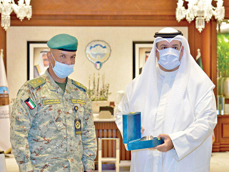 محافظ الفروانية الشيخ مشعل الجابر مستقبلاً مسؤول الحرس