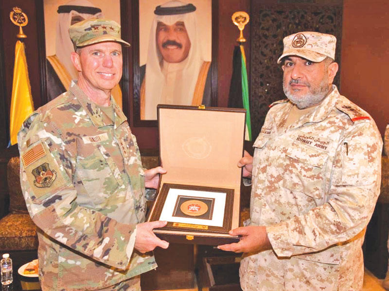 الصالح رئيس الأركان العامة للجيش الفريق الركن خالد الصالح لقائه بالمسؤول الأميركي