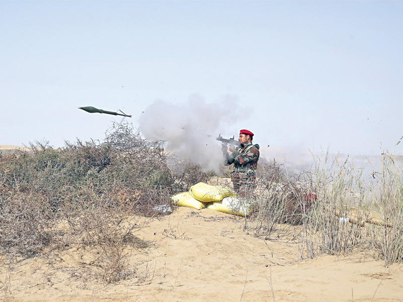 جندي إيراني خلال مناورات الأسبوع الماضي  (رويترز)