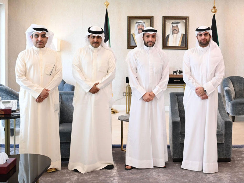 رئيس مجلس الأمة مرزوق الغانم متوسطاً أعضاء جمعية المحامين أمس