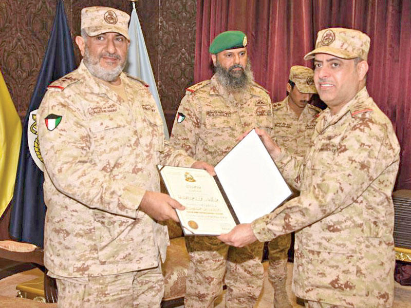  رئيس الأركان العامة للجيش الفريق الركن خالد الصالح مكرما احد الخريجين بحضور الفليج