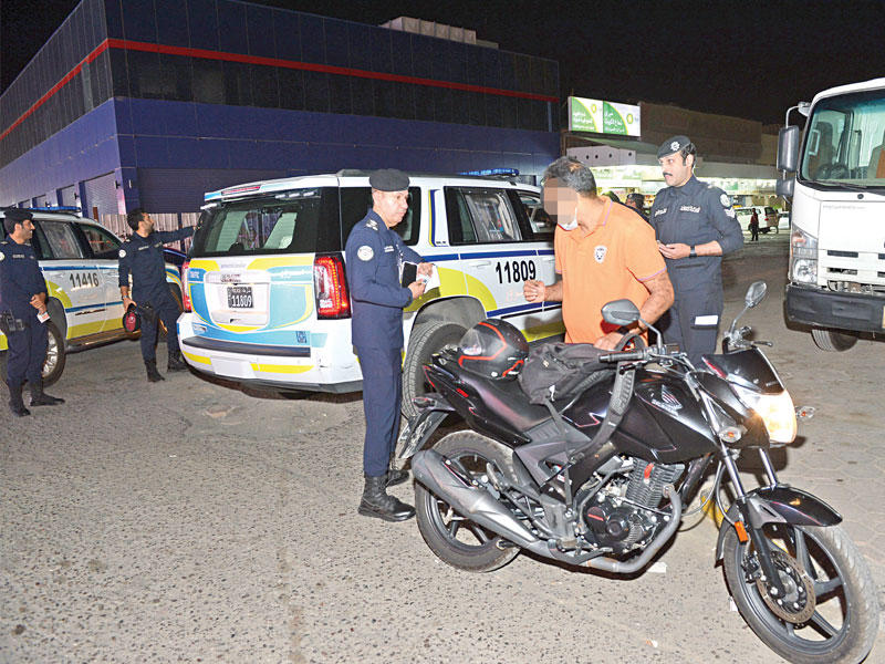 العميد الخالد خلال ضبط احد المخالفين