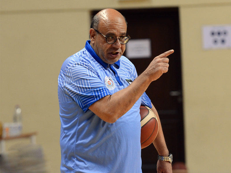 مدرب المنتخب الوطني الأول لكرة السلة التونسي عادل التلاتلي 