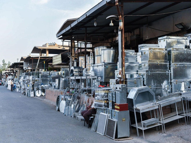 بعض مستلزمات التخزين والتخييم المعروضة في سوق الصفافير