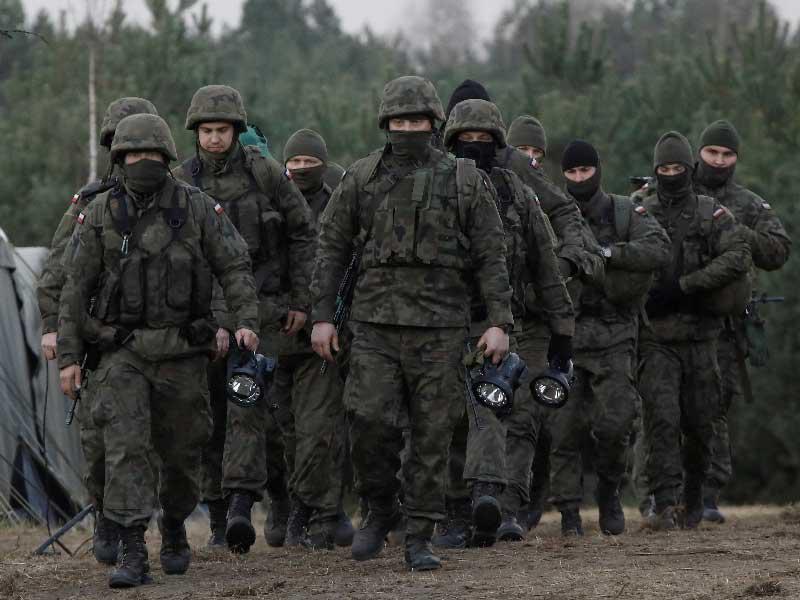 دورية بولندية على الحدود البيلاروسية أمس الأول (رويترز)