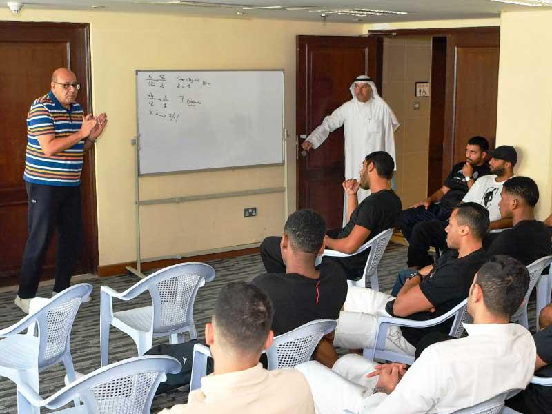 التلاتلي يشرح للاعبين