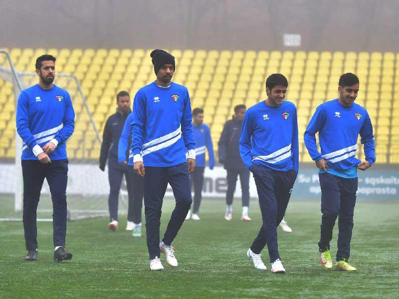 لاعبو الأزرق خلال التدريب بأجواء باردة