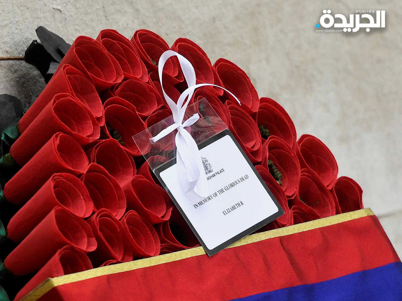 رسالة من الملكة إليزابيث على إكليل من الزهور وضعه الأمير ويليام نيابة عنها أثناء حضوره القداس