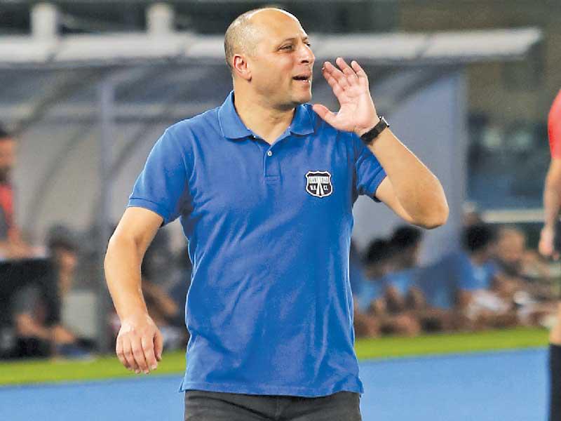 المدير الفني لفريق السالمية لكرة القدم حاتم المؤدب