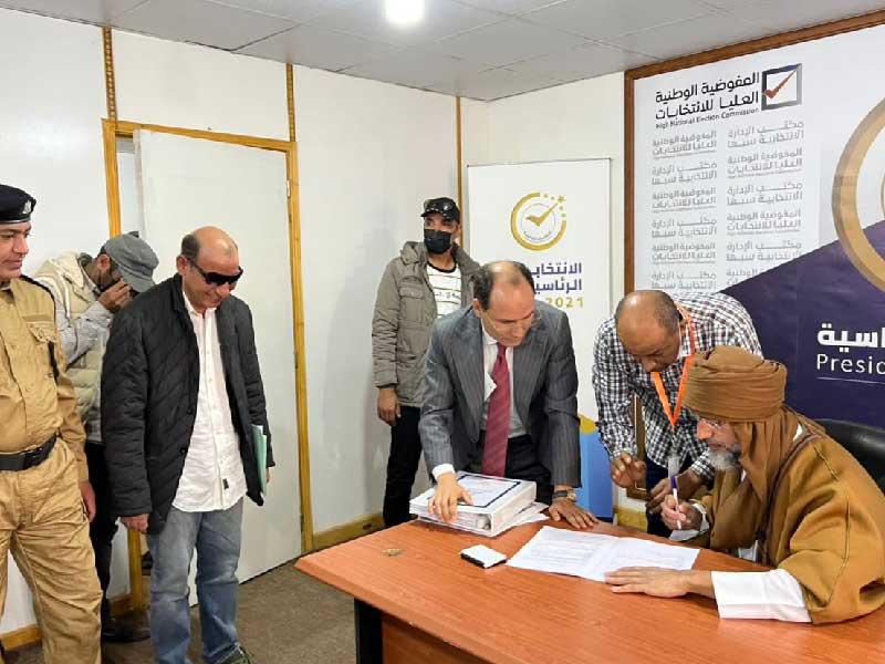 سيف الإسلام القذافي الابن خلال توقيع استمارة ترشحه لخوض الانتخابات في سبها جنوب ليبيا أمس (رويترز)