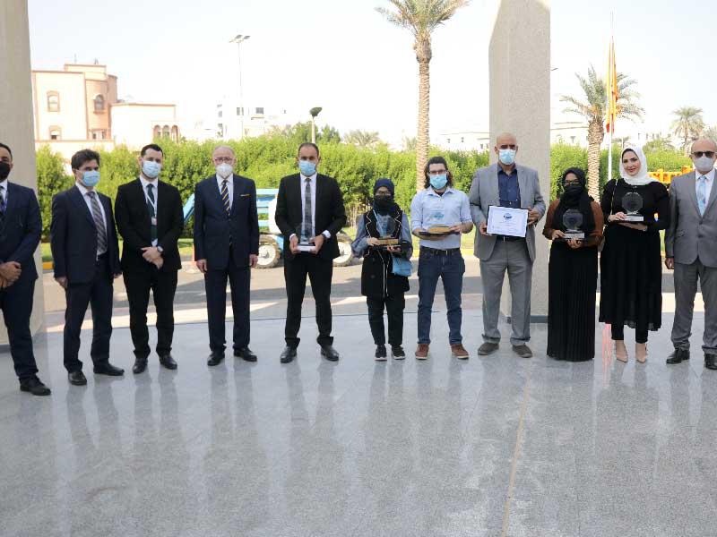 الطلاب الفائزون مع أعضاء من إدارة الكلية الأسترالية