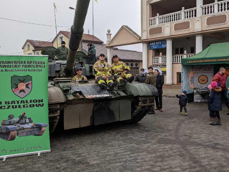 عرض عسكري لفرقة الإطفاء البولندية في تشيزيو أمس     (رويترز)